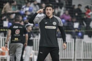 Higor Costa comandando a equipe do Contorno Futsal
