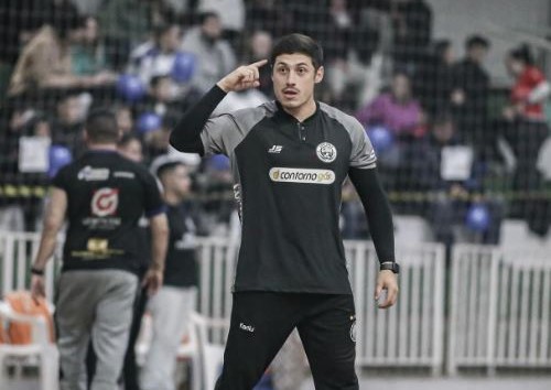 Higor Costa comandando a equipe do Contorno Futsal