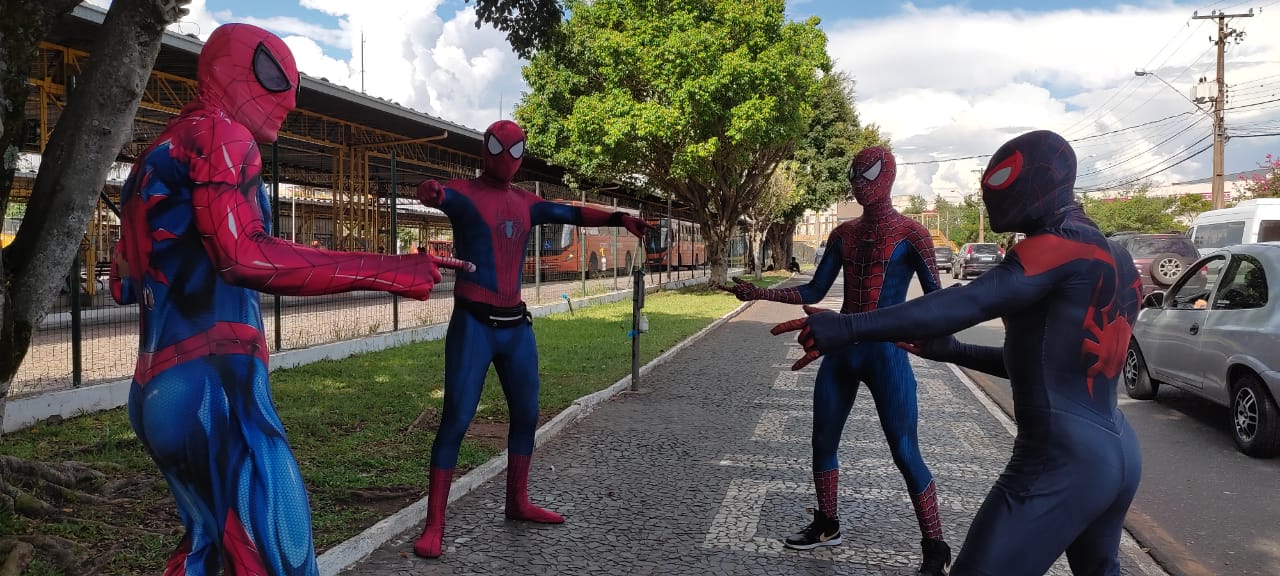 Foto de Homens-Aranha ao lado do Terminal Central de Ponta Grossa. Reunião representa meme clássico