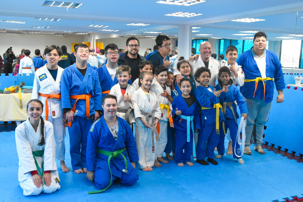 Alunos com autismo e síndrome de Down recebem nova faixa de judô