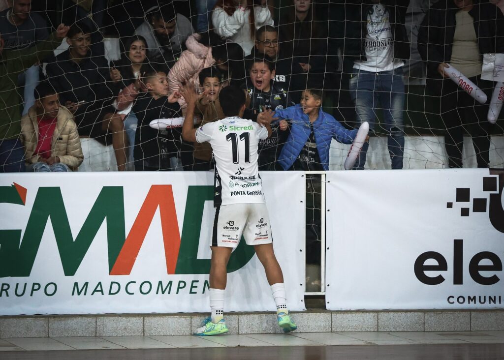 Jogador do Contorno celebra com torcida na Série Bronze
