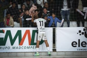 Jogador do Contorno celebra com torcida na Série Bronze