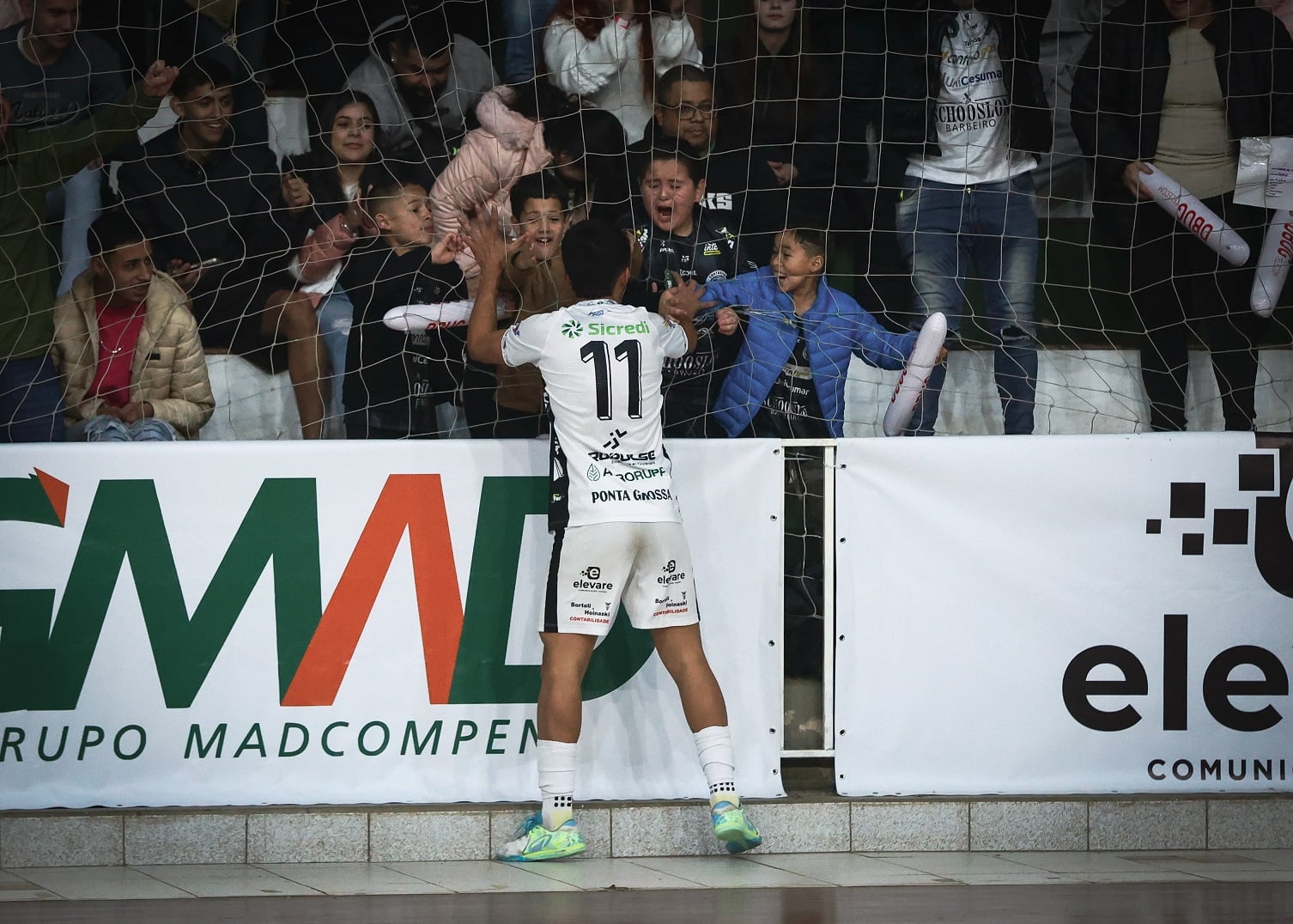 Jogador do Contorno celebra com torcida na Série Bronze