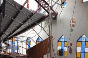 Telhado de igreja desabou por conta da tempestade