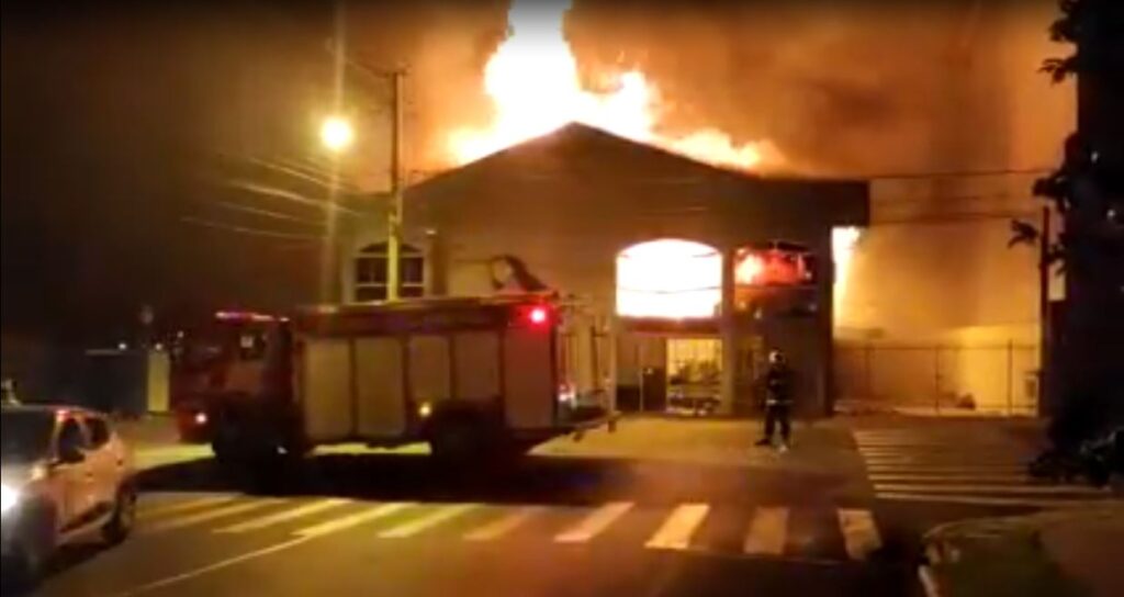 Incêndio destrói capela mortuária em Irati