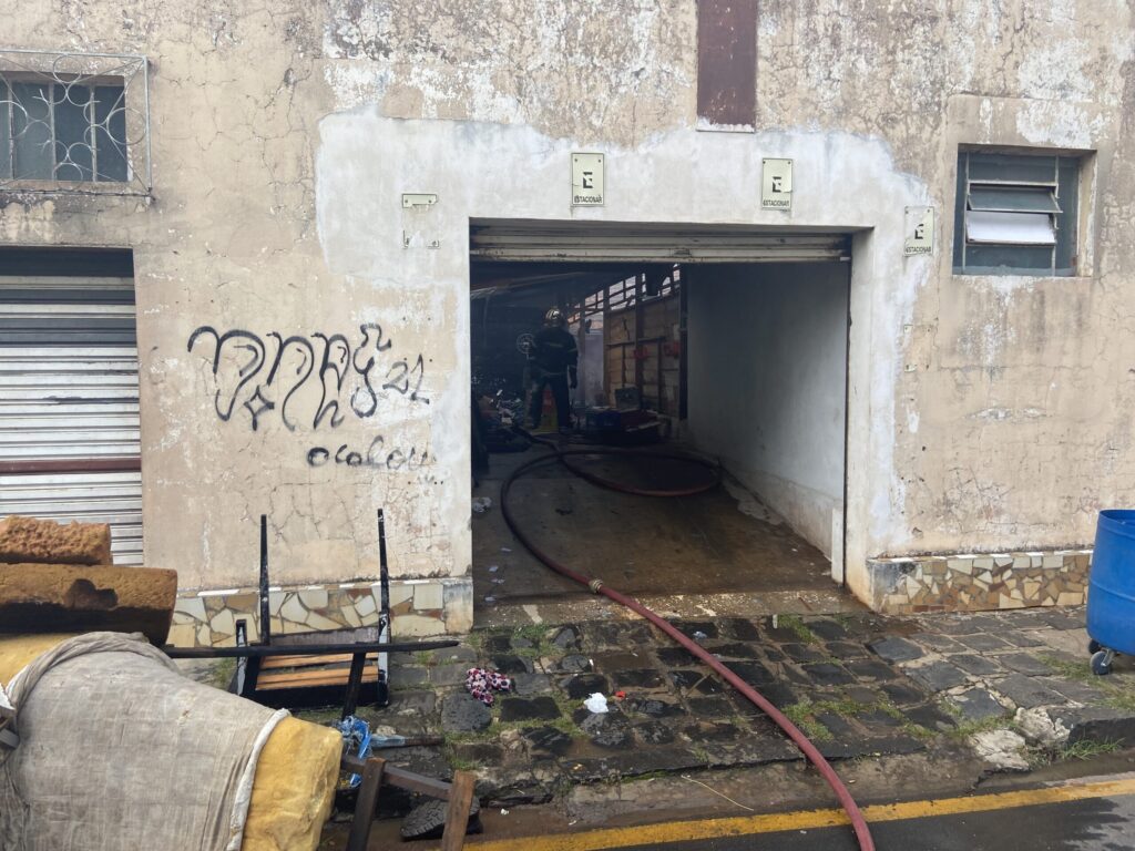 Incêndio em hotel mobiliza bombeiros no Centro de PG