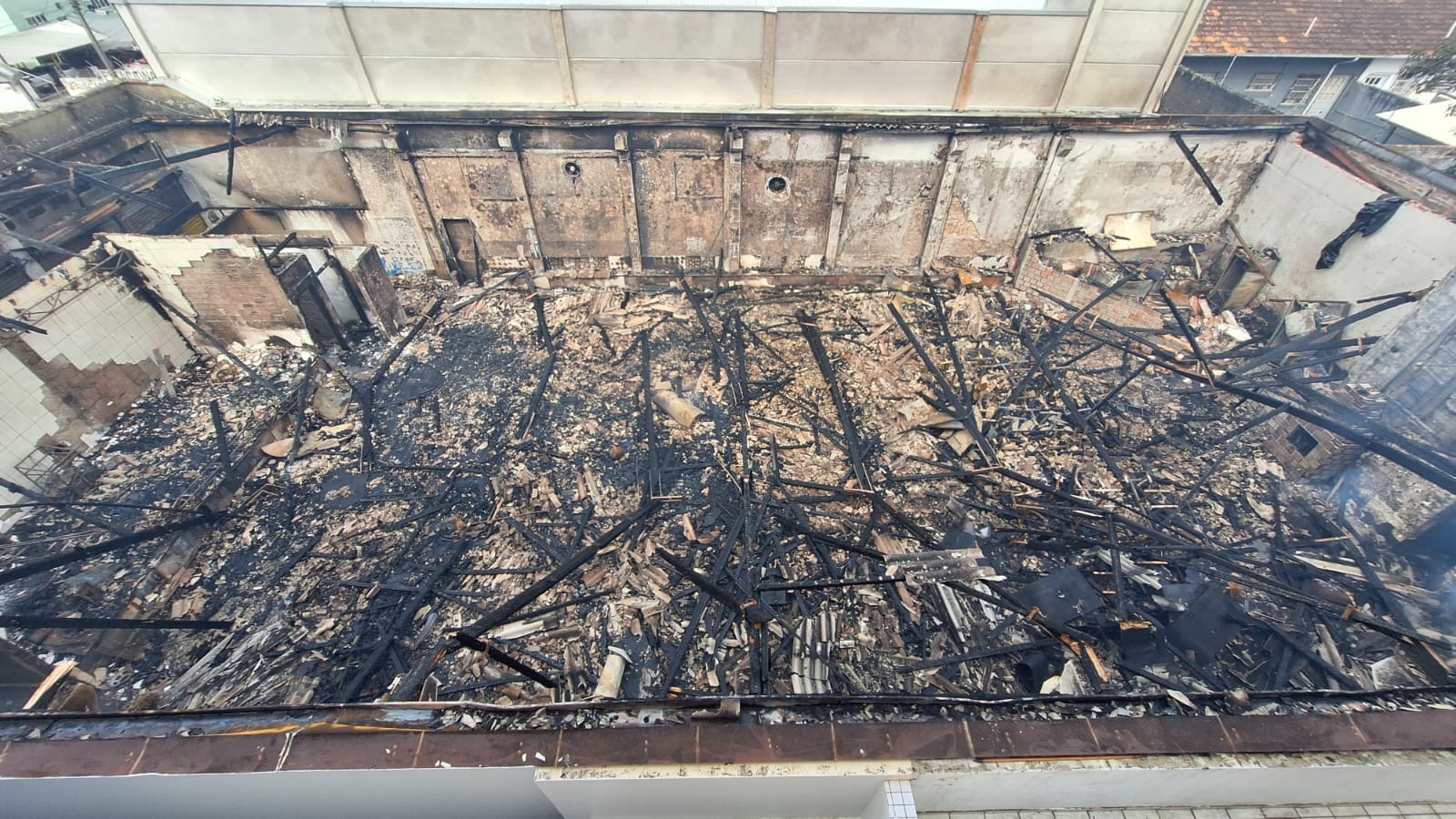 Clube destruído por incêndio