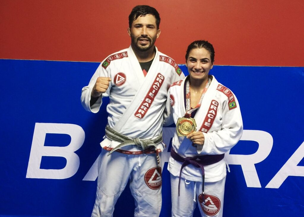 Lutadora de Jiu Jitsu Jéssica Cotrim exibe medalha internacional
