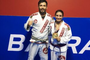 Lutadora de Jiu Jitsu Jéssica Cotrim exibe medalha internacional