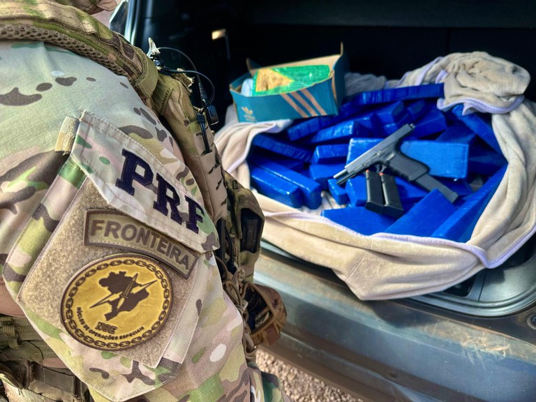Foram apreendidos maconha, cocaína e a pistola com o equipamento ilegal