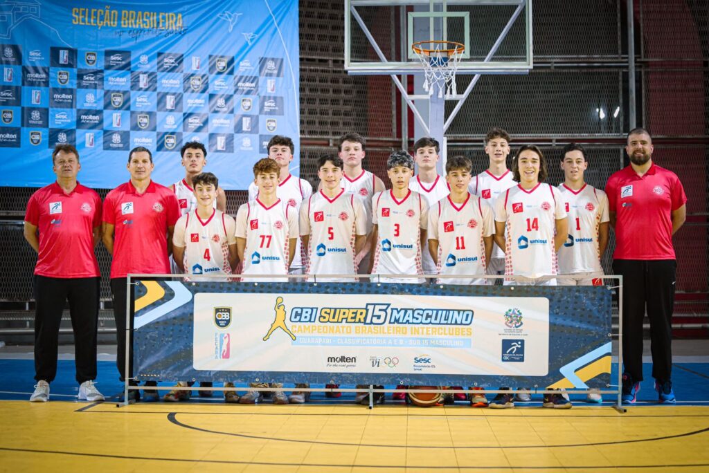 Time sub-15 de basquete da LDPG perfilado para a foto oficial da partida.