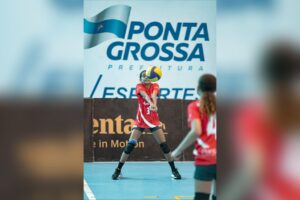 Atleta de vôlei da LDPG praticando a modalidade