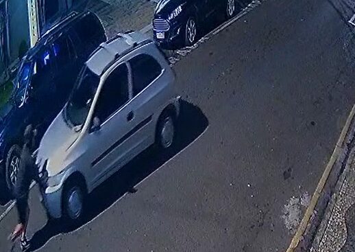 Rapaz furta carro