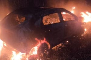 Carro incendiado do motorista de aplicativo