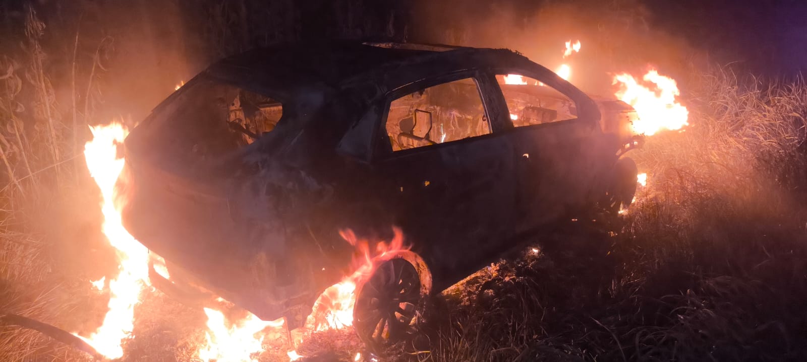 Carro incendiado do motorista de aplicativo