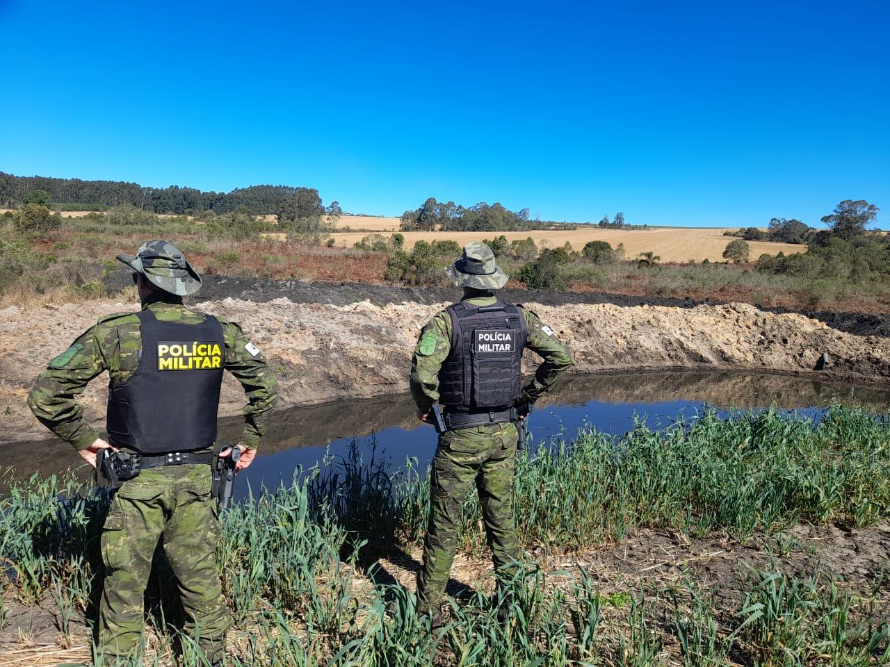 Agentes da PM e da Prefeitura de Carambeí flagraram o crime ambiental
