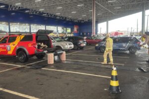 Centro emergencial para distrubuição de lonas no Max Atacadista de Castro, instalado pelos Bombeiros, pela Defesa Civil e demais autoridades do Município, para atender à população após a tempestade de granizo que caiu na manhã desta terça-feira (26)