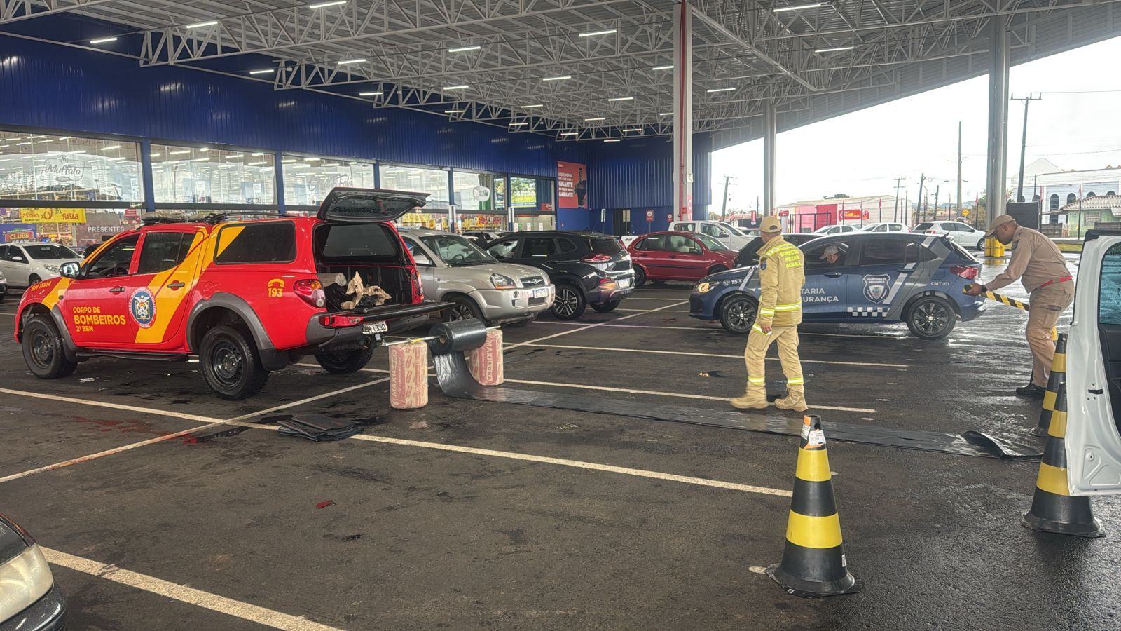 Centro emergencial para distrubuição de lonas no Max Atacadista de Castro, instalado pelos Bombeiros, pela Defesa Civil e demais autoridades do Município, para atender à população após a tempestade de granizo que caiu na manhã desta terça-feira (26)