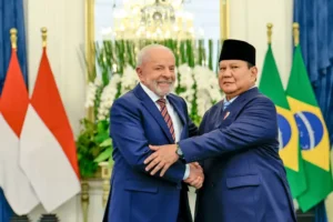 Presidente Lula cumprimentando o presidente da Indonésia, Prabowo Subianto