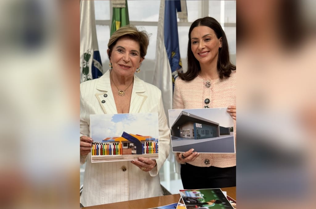 Prefeita de Ponta Grossa, Elizabeth Schmidt, ao lado da deputada estadual do PR, Mabel Canto, segurando fotos dos locais que receberão investimento de R$ 57 milhões