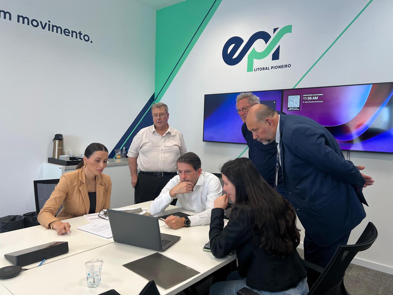 Mabel Canto e empresários de Carambeí em reunião na concessionária EPR Litoral Pioneiro em Curitiba
