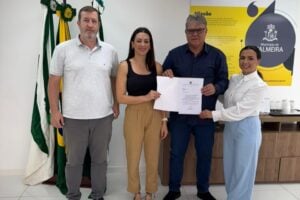 Deputada Mabel Canto e prefeito de Palmeira Altamir Sanson na entrega de recursos para creceh no município