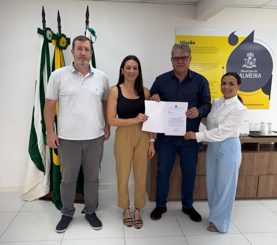 Deputada Mabel Canto e prefeito de Palmeira Altamir Sanson na entrega de recursos para creceh no município