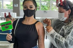 Enfermeira aplica a vacina contra a covid-19 em uma jovem.