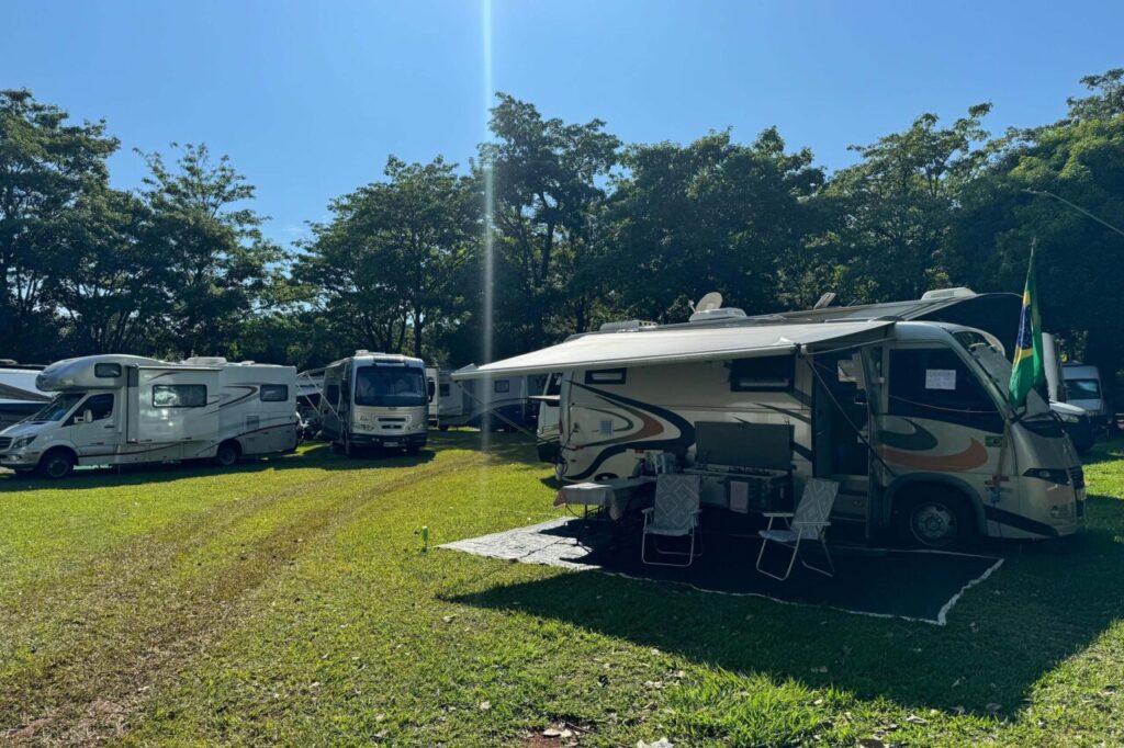 Motorhomes estacionados em gramado
