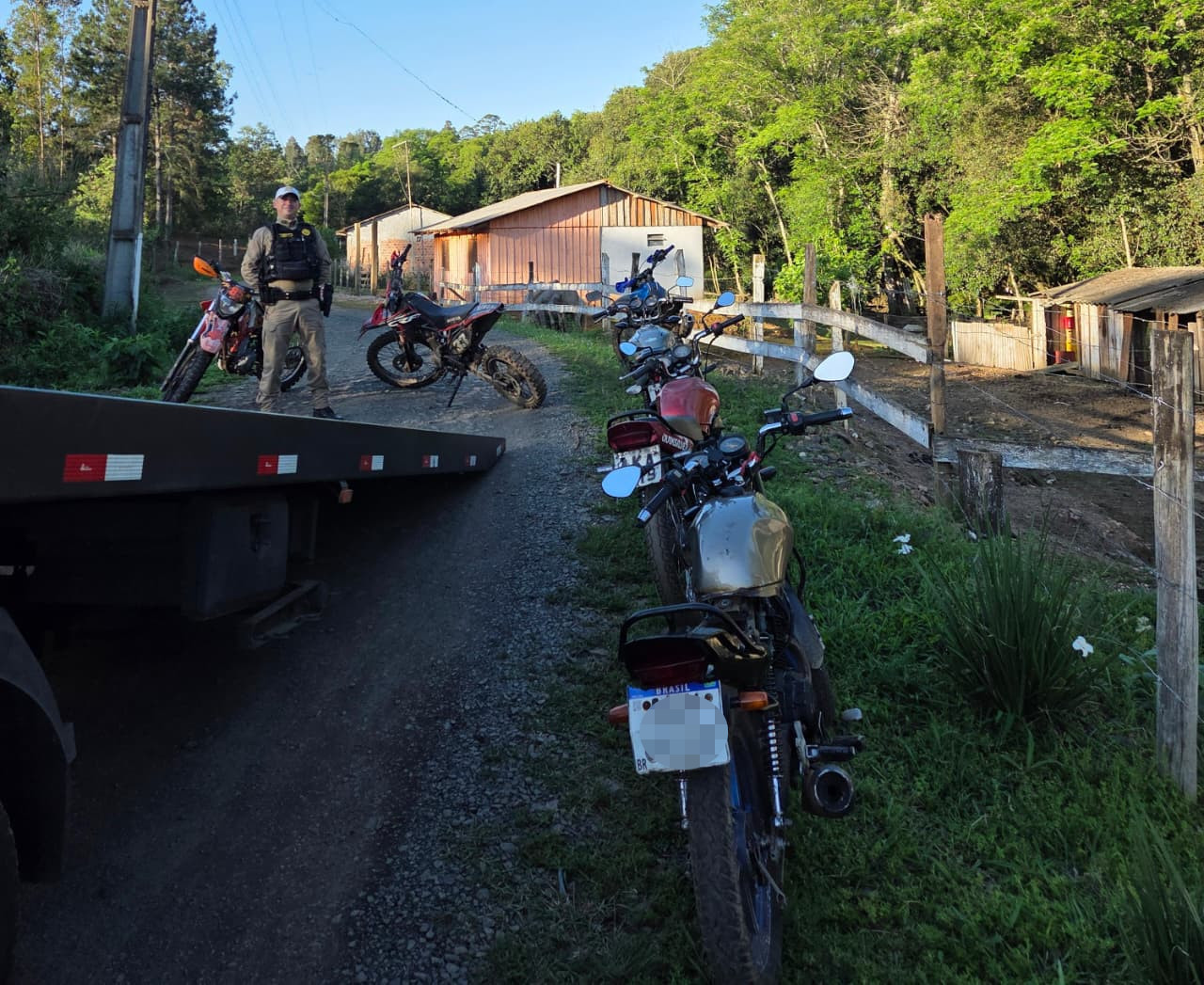 Foram apreendidas seis motos no local