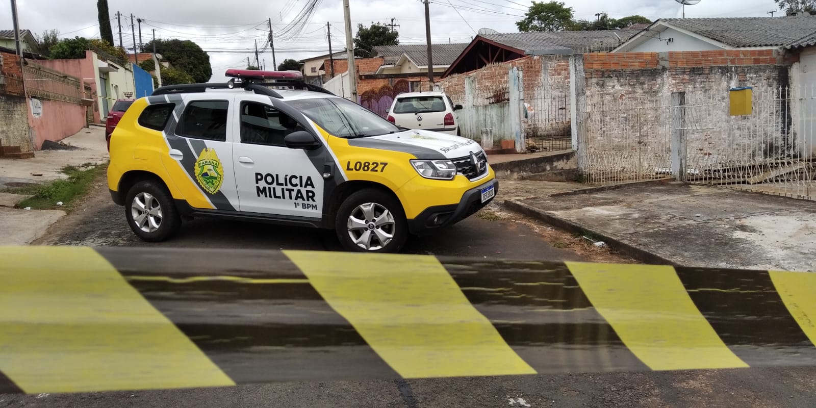 Mulher encontrada morta dentro de residência
