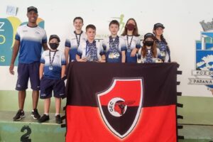 Nadadores de Ponta Grossa seguram a bandeira do Guarani Esporte Clube no pódio