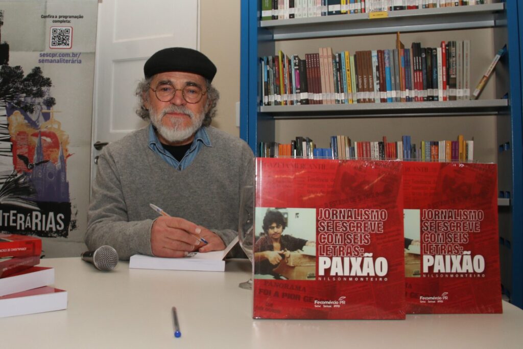 Jornalista e escritor Nilson Monteiro, durante lançamento de seu mais recente livro, na Estação Saudade, em Ponta Grossa