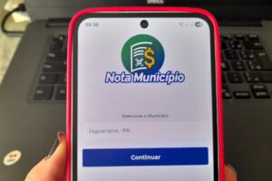 Celular com o aplicativo Nota Município