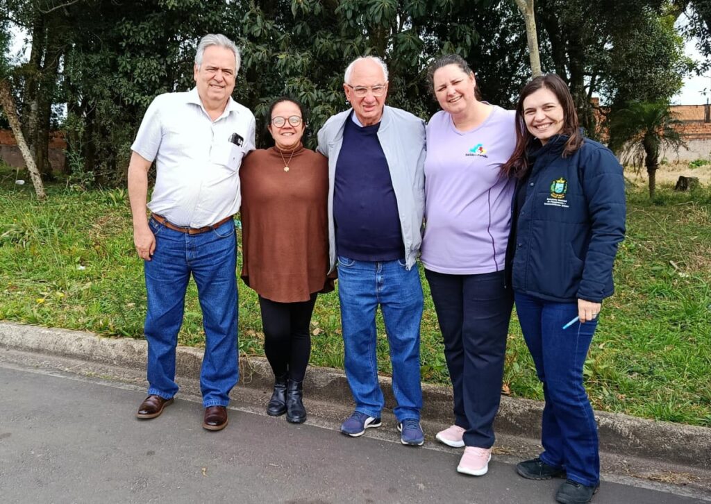 Prefeito de Castro, Doutor Reinaldo, no local onde será construída a nova UBS do município