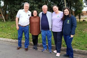 Prefeito de Castro, Doutor Reinaldo, no local onde será construída a nova UBS do município