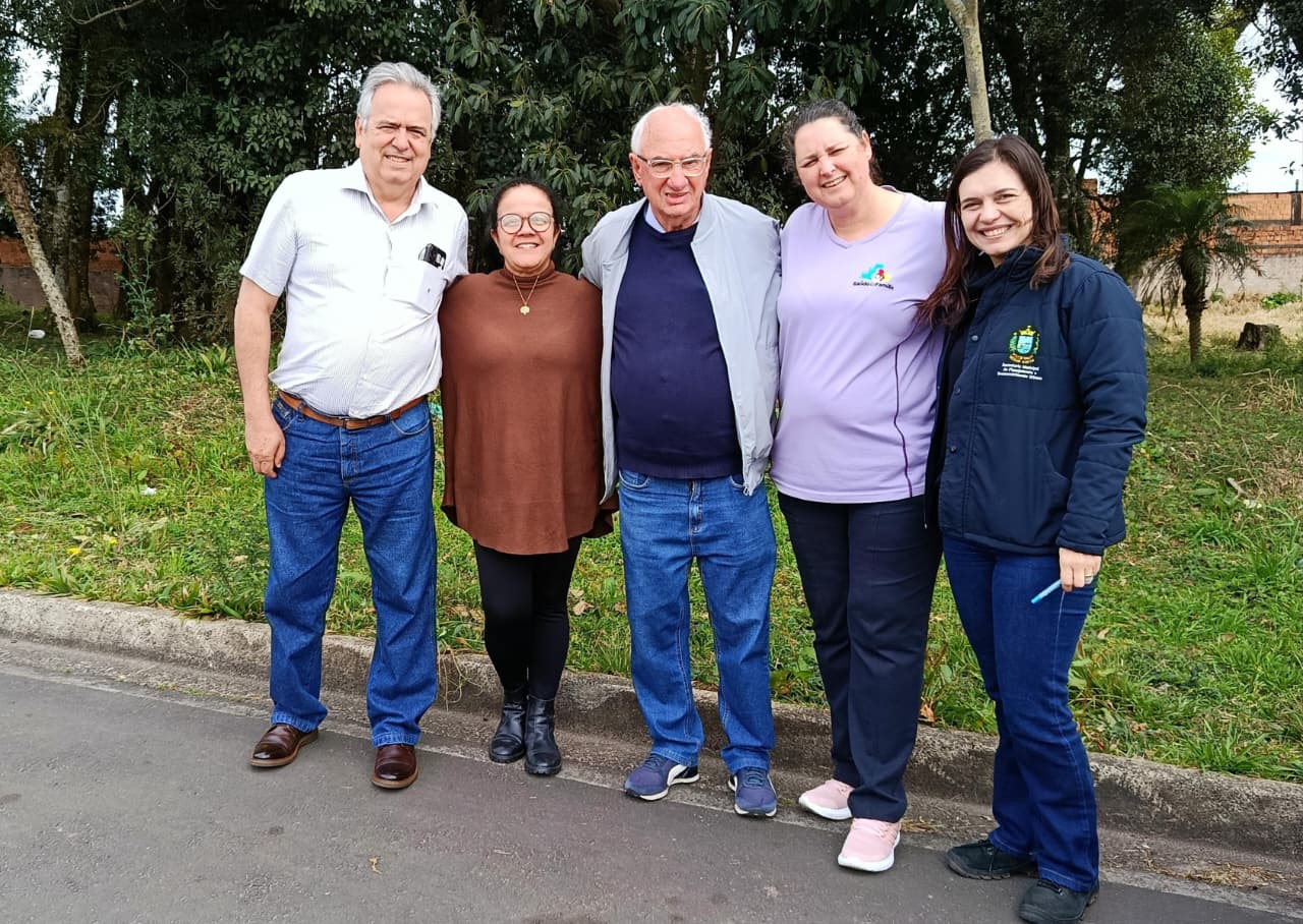 Prefeito de Castro, Doutor Reinaldo, no local onde será construída a nova UBS do município