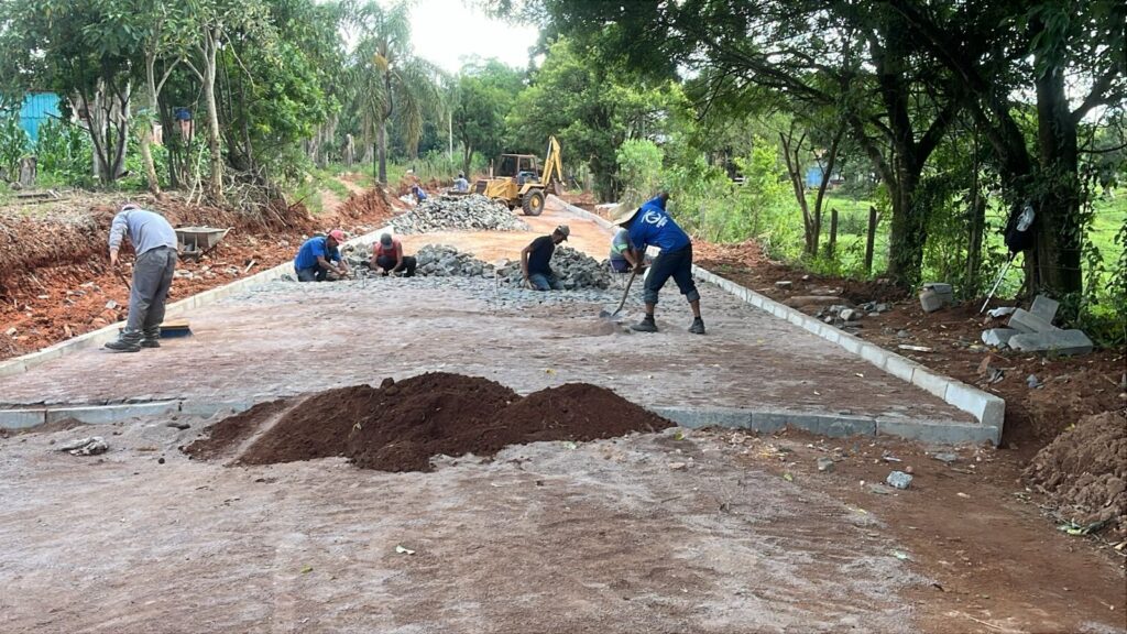 Obras de pavimentação poliédrica em Castro