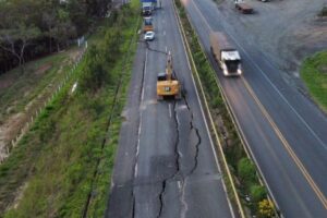 Obras em trecho que deslizou na BR-376, em Tibagi