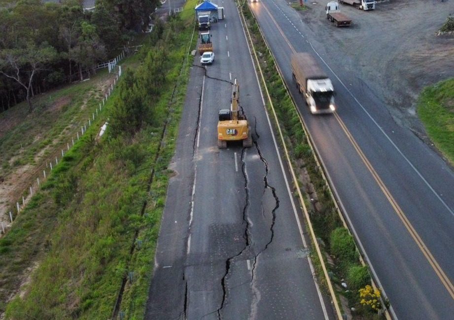 Obras em trecho que deslizou na BR-376, em Tibagi