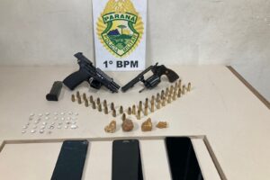 Foto de armas, munição e drogas apreendidas pela Polícia Militar de Ponta Grossa