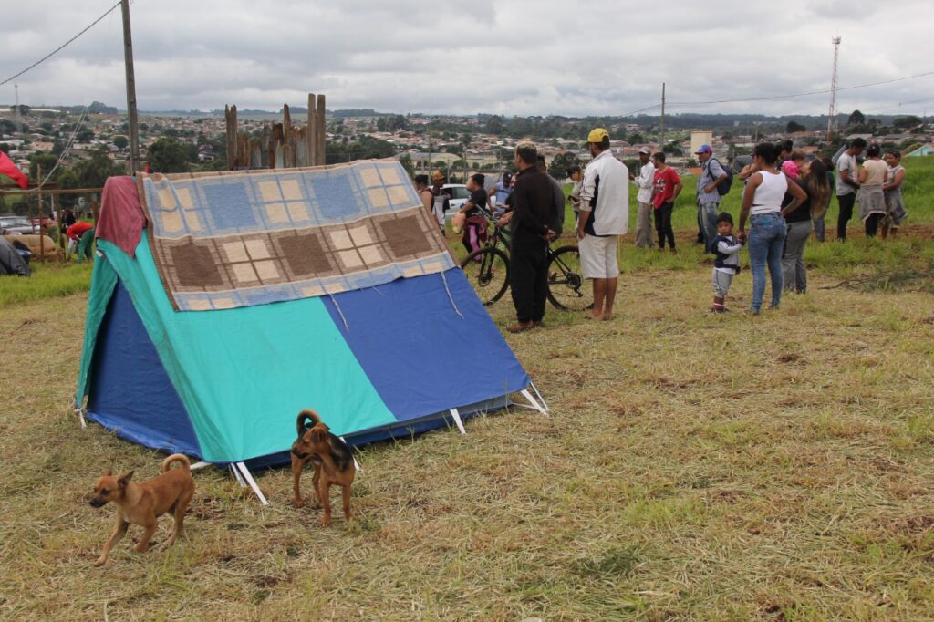 Pessoas na ocupação em terreno público em Ponta Grossa