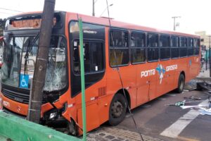 Foto de ônibus da VCG envolvido em acidente no Centro de Ponta Grossa