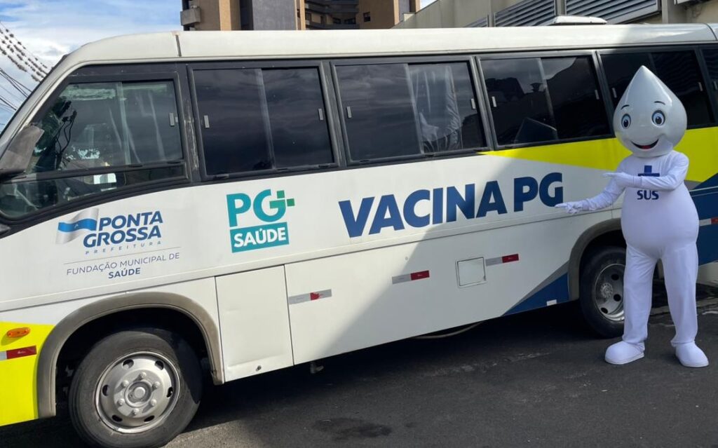 Ônibus da Vacina pintado com as cores da gestão municipal ao lado do Zé Gotinha é um dos serviços de saúde do evento