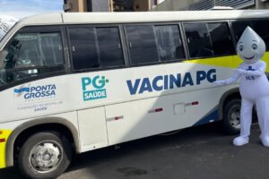 Ônibus da Vacina pintado com as cores da gestão municipal ao lado do Zé Gotinha é um dos serviços de saúde do evento