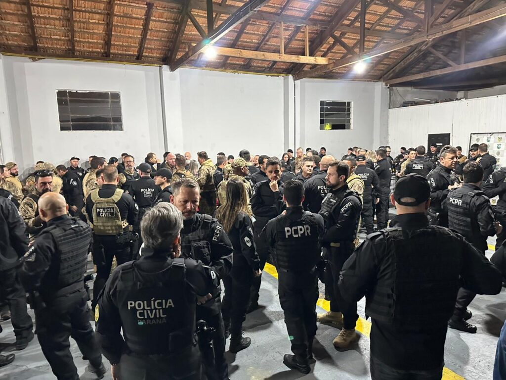 Policiais planejam a operação