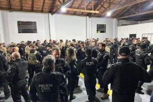 Policiais planejam a operação