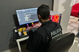 Policial federal vasculha computador em busca de provas