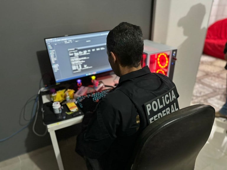 Policial federal vasculha computador em busca de provas