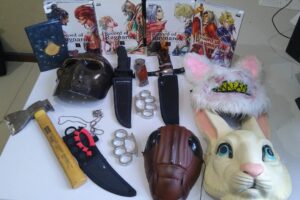 Machadinha, um colar, dois socos-inlgeses, três facas, um canivete, quatro máscaras,